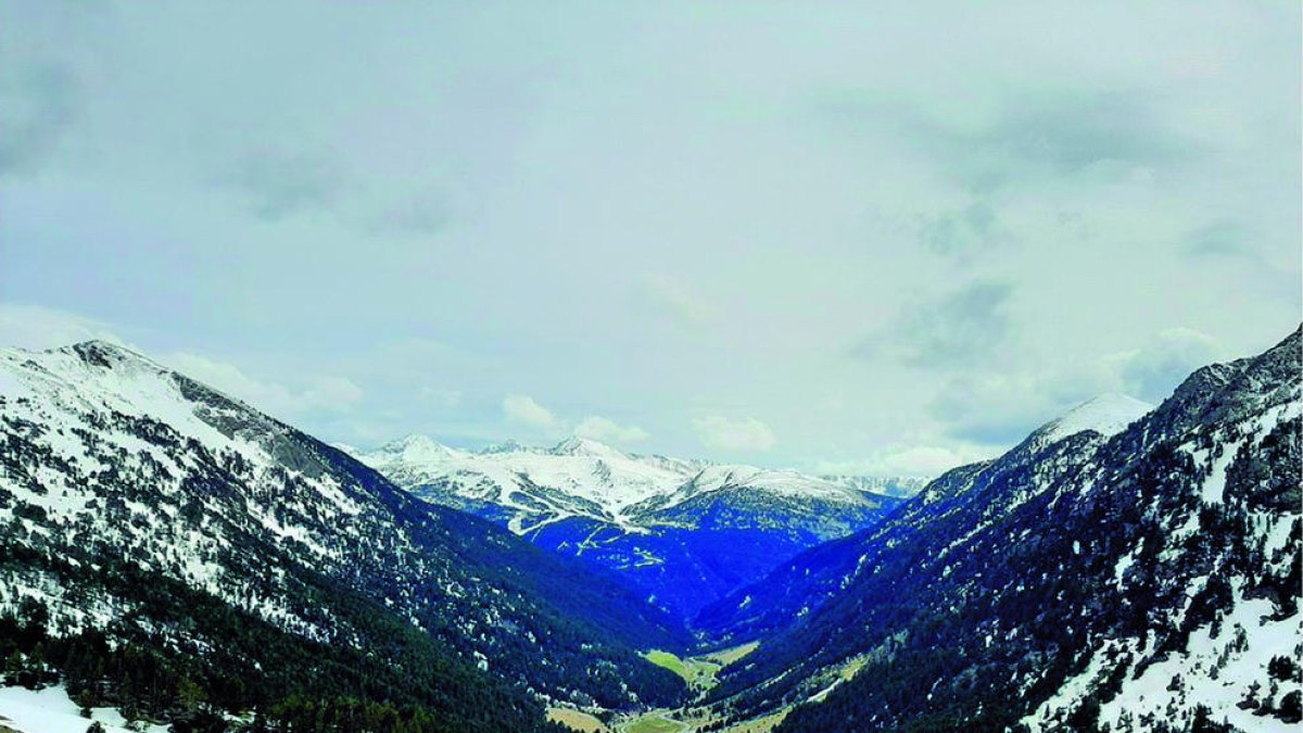 Vista hivernal poc innivada de la vall de Ransol.