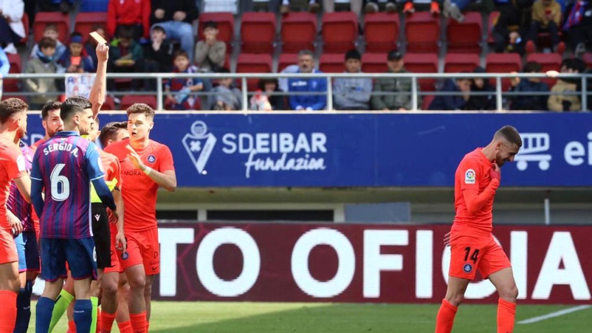 L'àrbitre del partit ensenya la segona targeta groga al jugador de l'FC Andorra Sergio Molina.