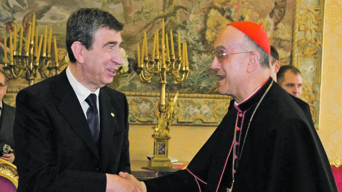 Albert Pintat saludant el secretari d'Estat del Vaticà, Tarcisio Bertone, a l'acte de signatura.