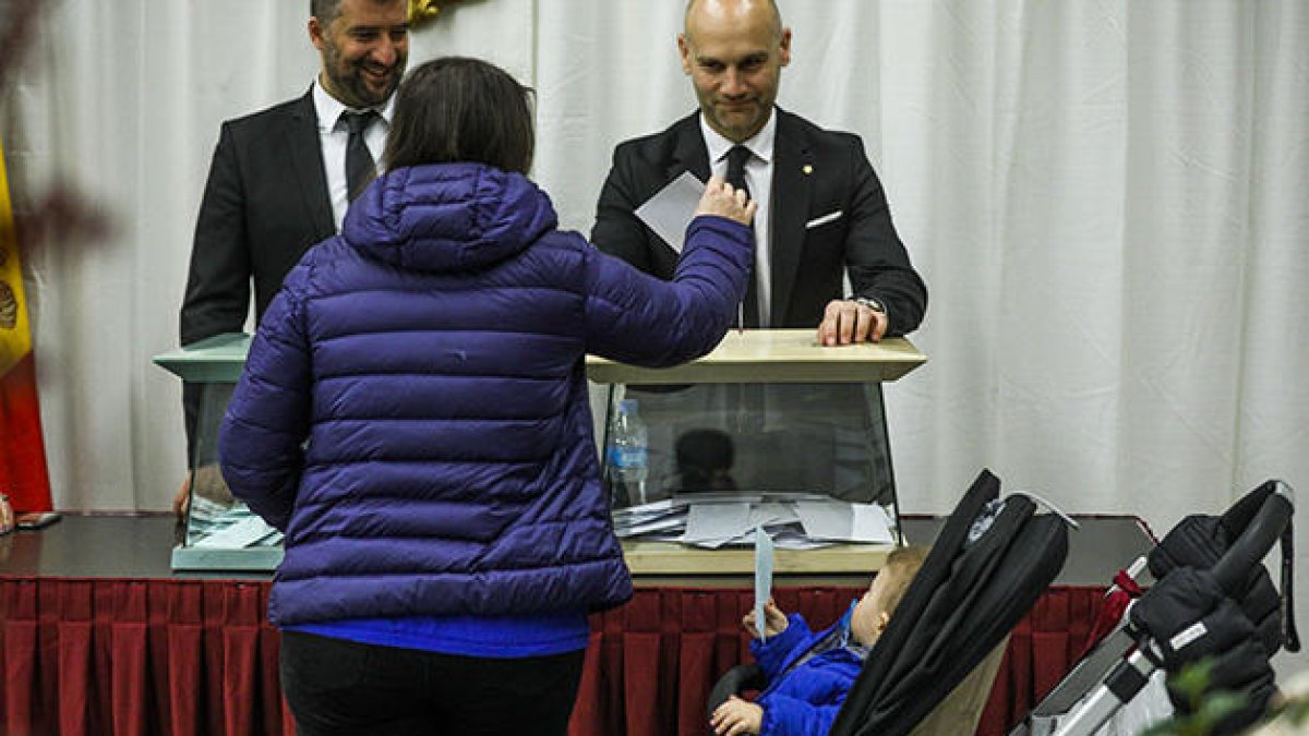 Una dona, acompanyada del fill, entregant el vot a les eleccions generals del 2019.