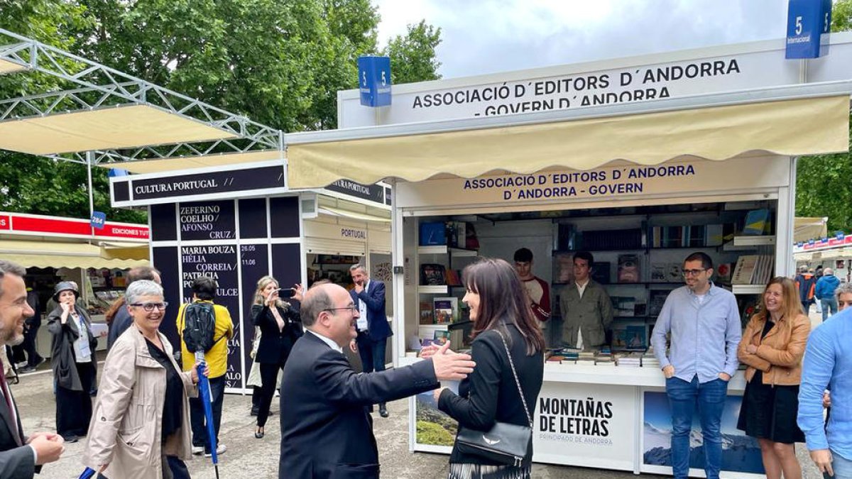 Bonell visita la fira del llibre de Madrid