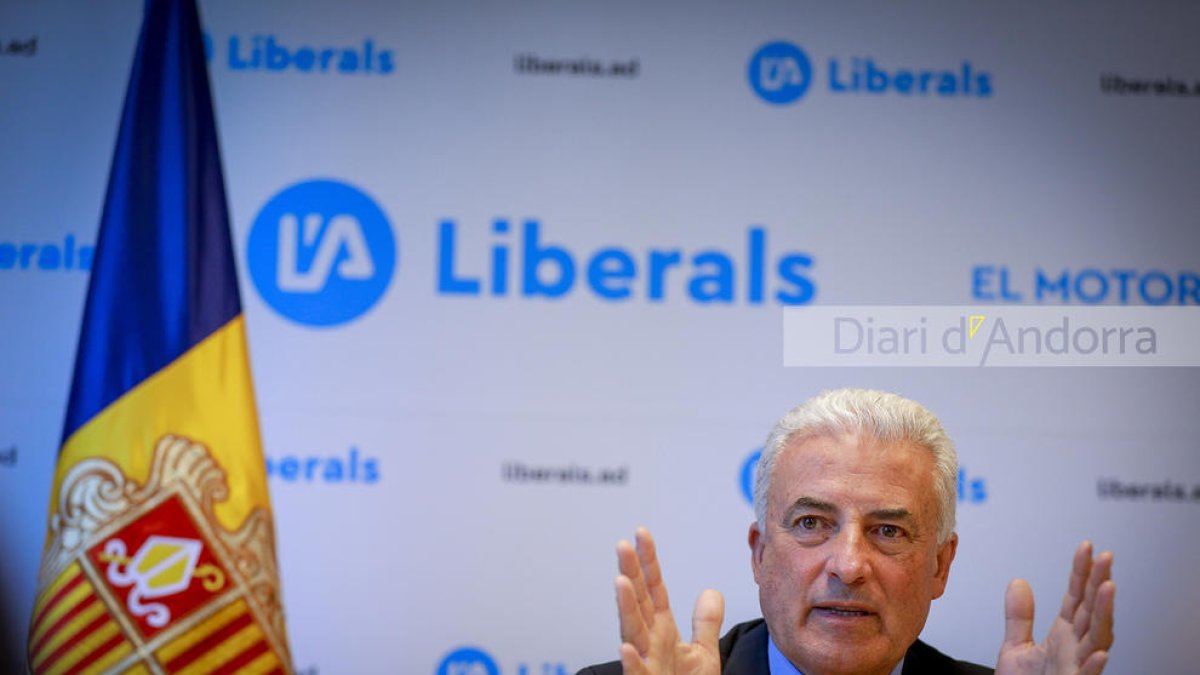 Cabanes en una roda de premsa de Liberals.