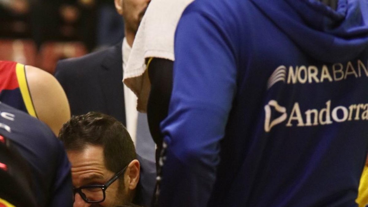 El tècnic Natxo Lezkano donant instruccions als jugadors