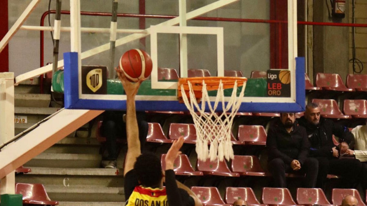 Dos Anjos buscant la cistella en el duel d'ahir a Torrelavega.