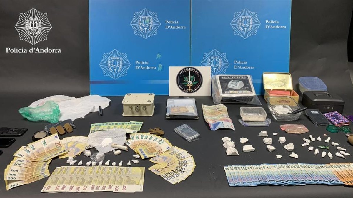 Droga, diners i material intervingut per la policia al Pas de la Casa