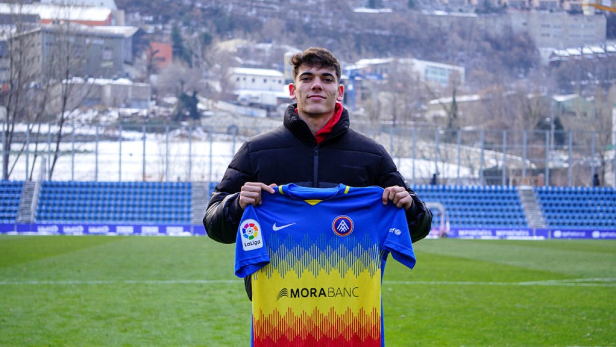 Àlex Valle, a l'Estadi Nacional amb la samarreta tricolor.