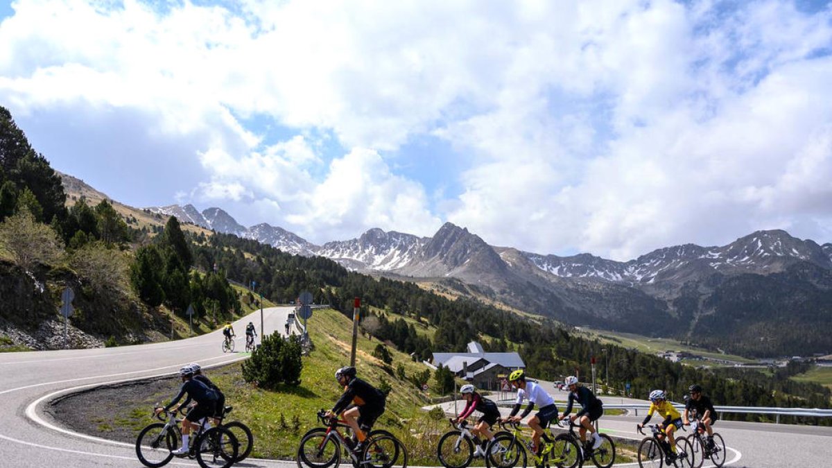 Alguns dels participants a la prova en plena ascensió, ahir.