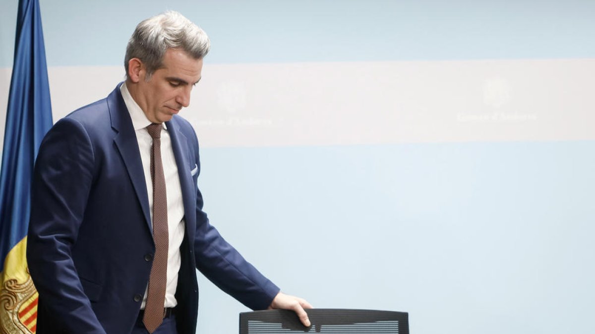 El ministre de Finances, Cesar Marquina, durant la roda de premsa d'ahir.