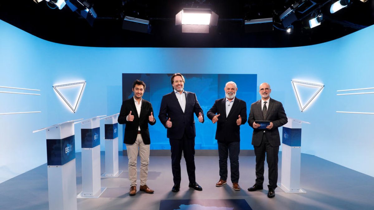 Els tres candidats de la Massana i el moderador del debat.