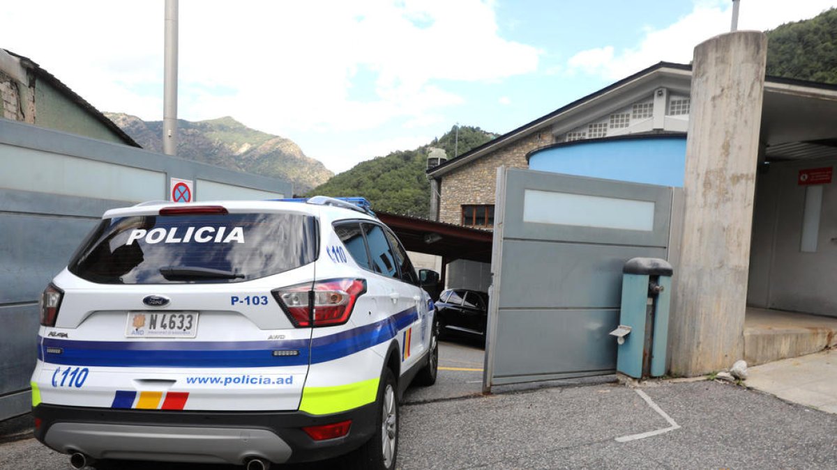 Un vehicle de la policia entra a la presó.