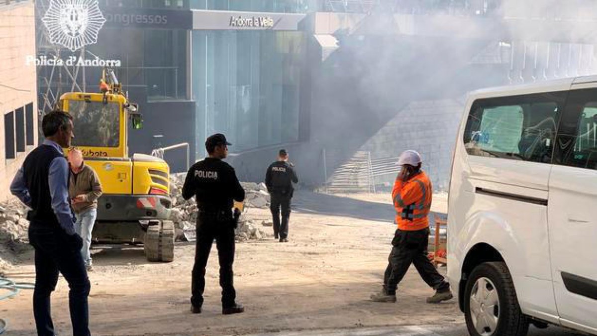 Policies, treballadors i el cònsol de la capital.