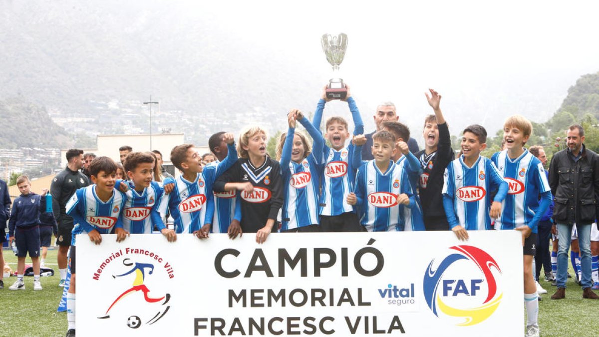 L'Espanyol, un dels campions del Memorial Vila.