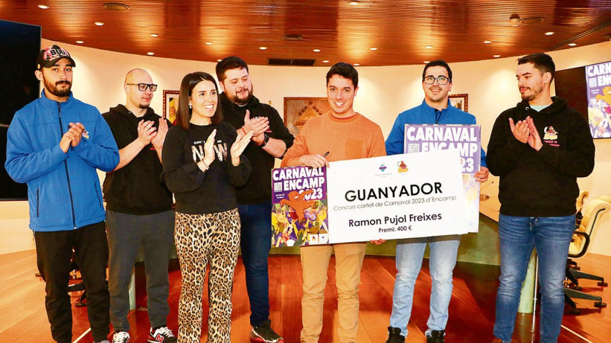 Entrega del premi al guanyador del concurs de cartells de Carnaval.