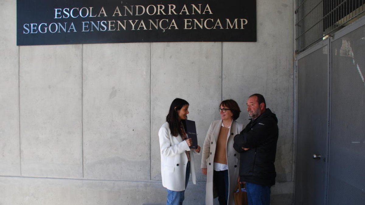 Liberals davant l'Escola de Segona Ensenyança d'Encamp