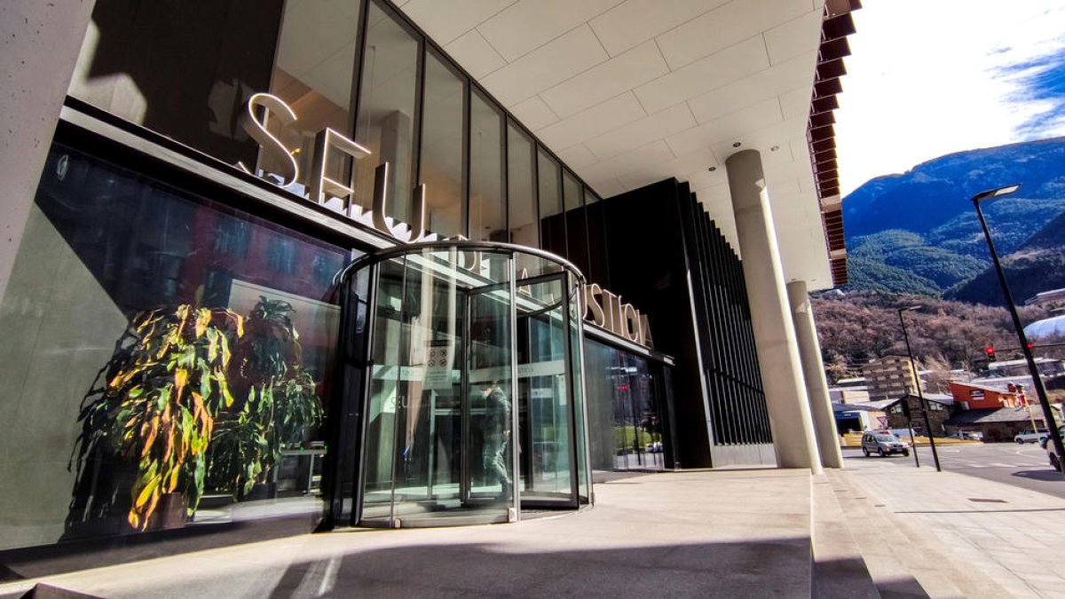 El judici s'està fent a la seu de la Justícia.