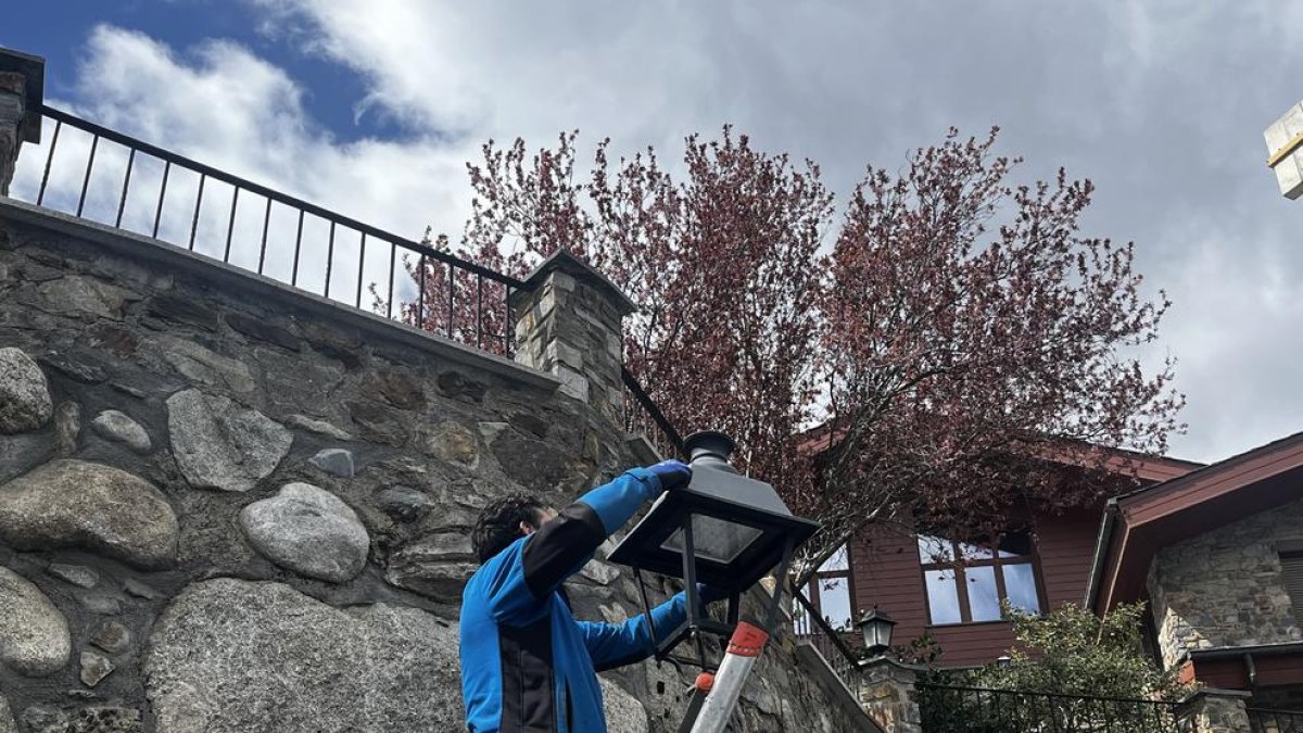 Un operari fent els canvis d'enllumenat públic a la Massana