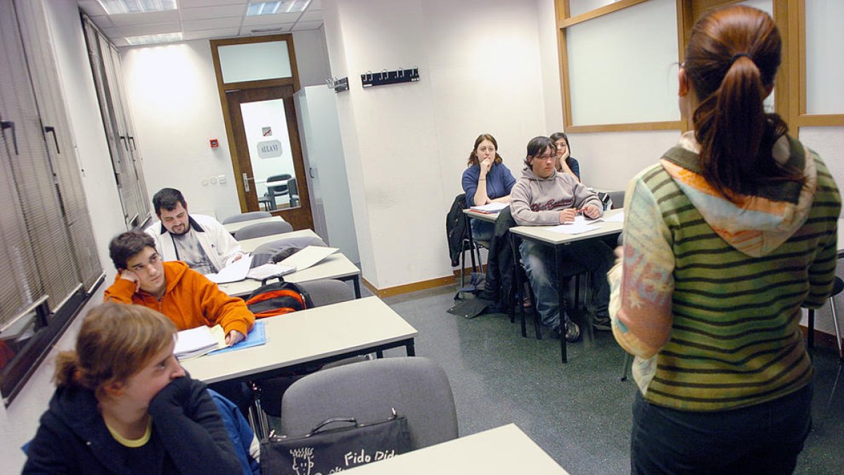 Alumnes al centre d'educació bàsica d'adults a Prada Casadet, el 2006.