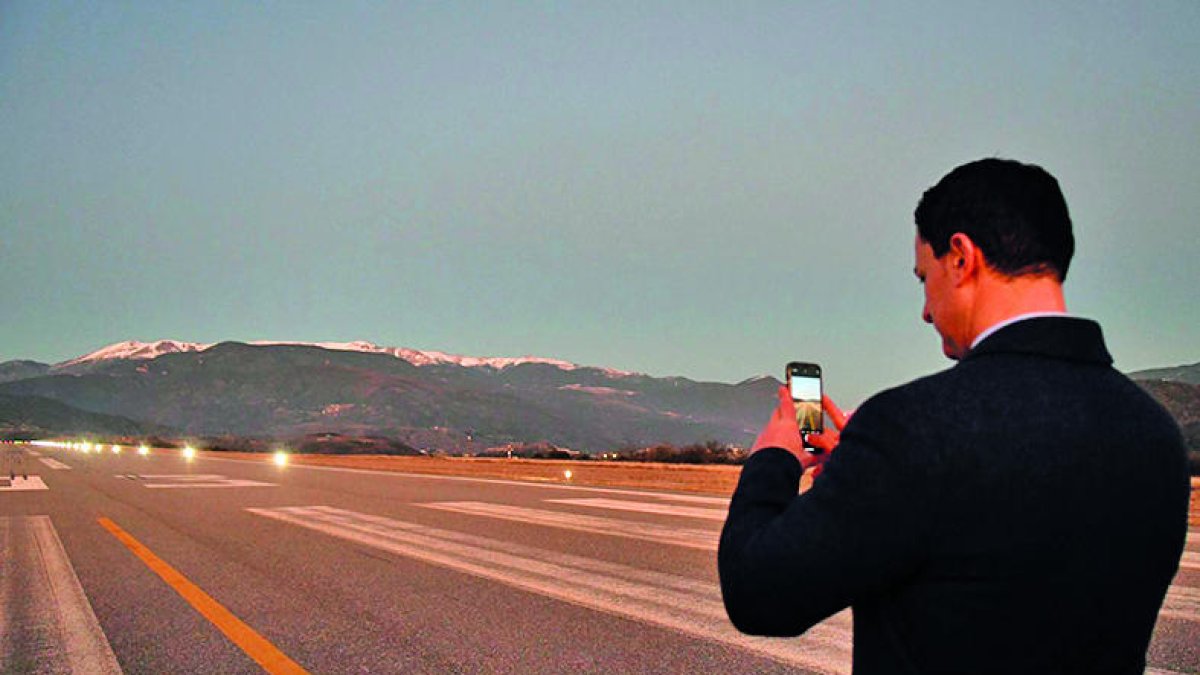 El ministre Gallardo confessa que el simulacre d'il·luminació a l'aeroport era una excusa per ocultar una trobada secreta amb extraterrestres.