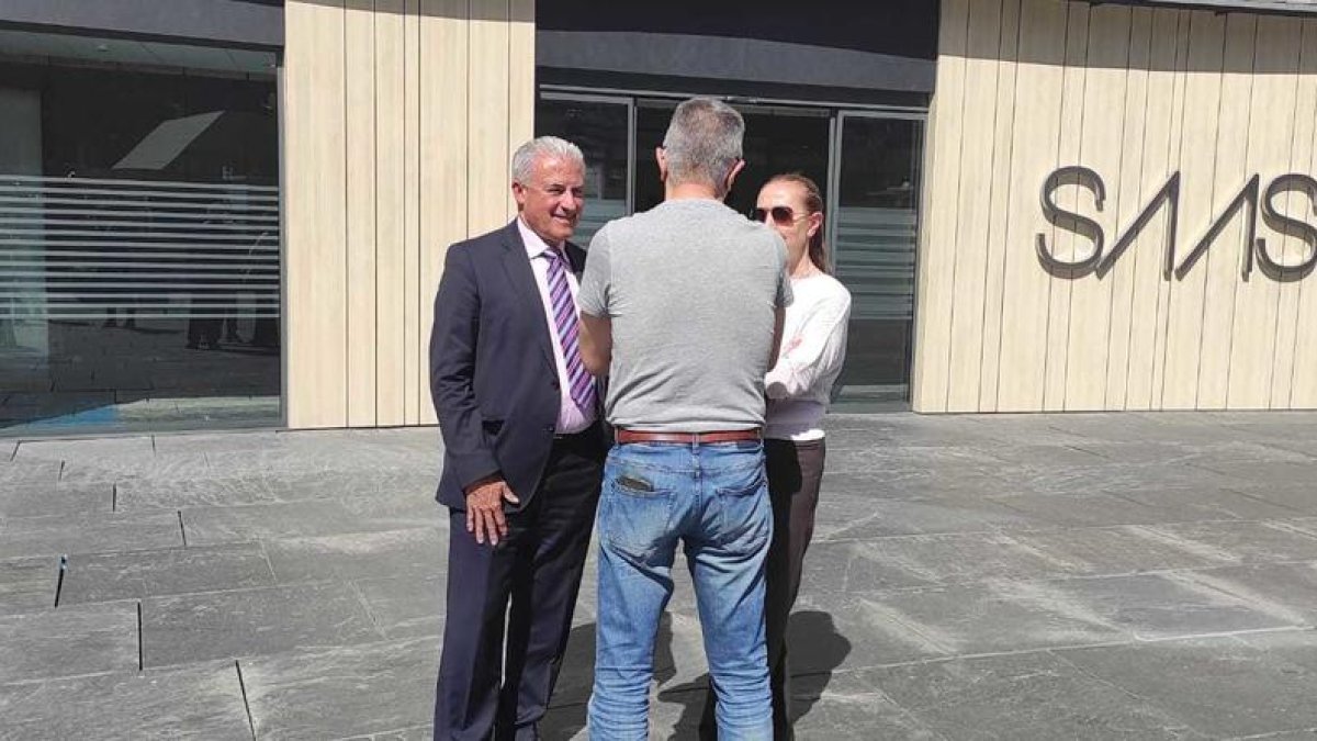 Josep Maria Cabanes ha parlat de sanitat avui a la porta de l'hospital