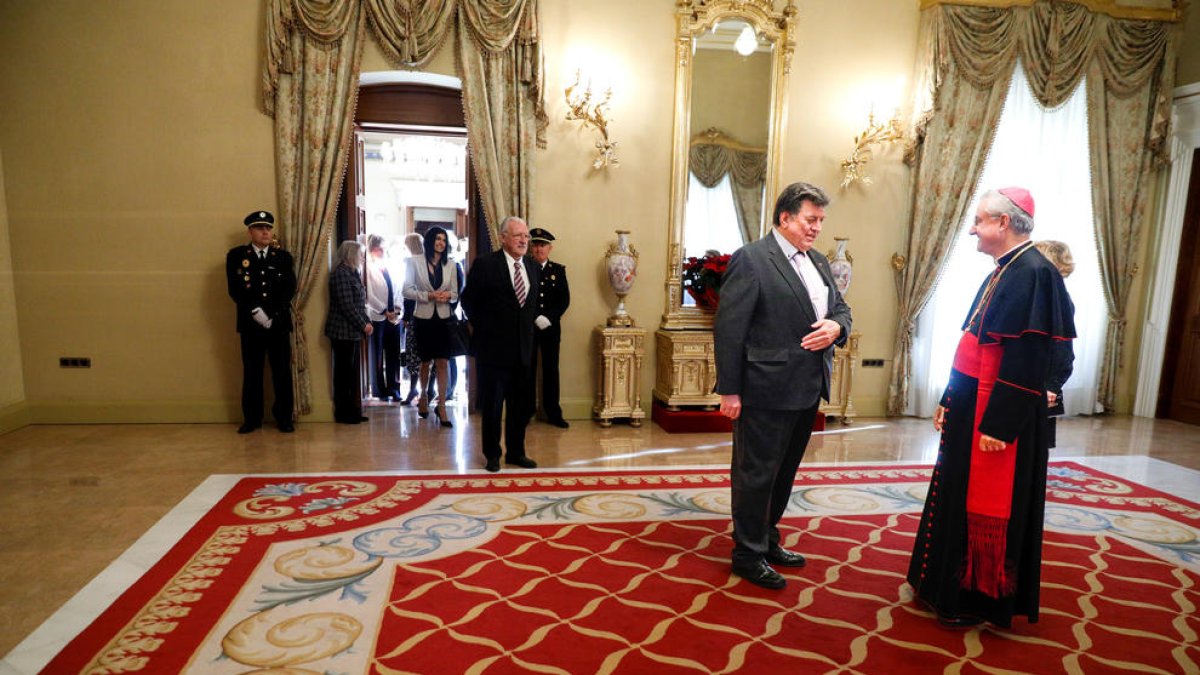El president d'Assandca saludant el Copríncep episcopal a la recepció.
