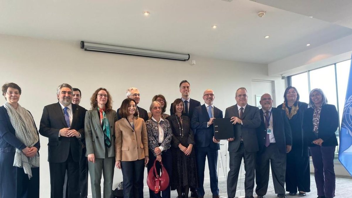 Descarrega amb els representants que formen part de l'ampliació de la candidatura 'L'art de la construcció en pedra seca'