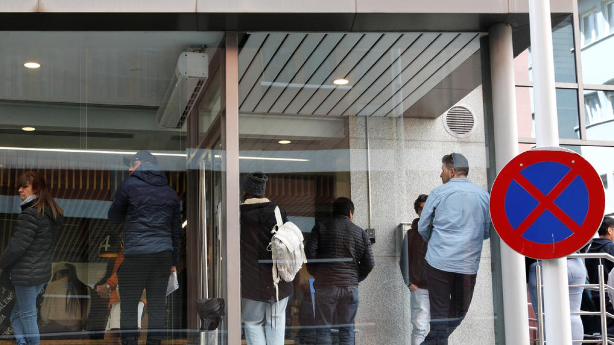 Cues al servei d'immigració.