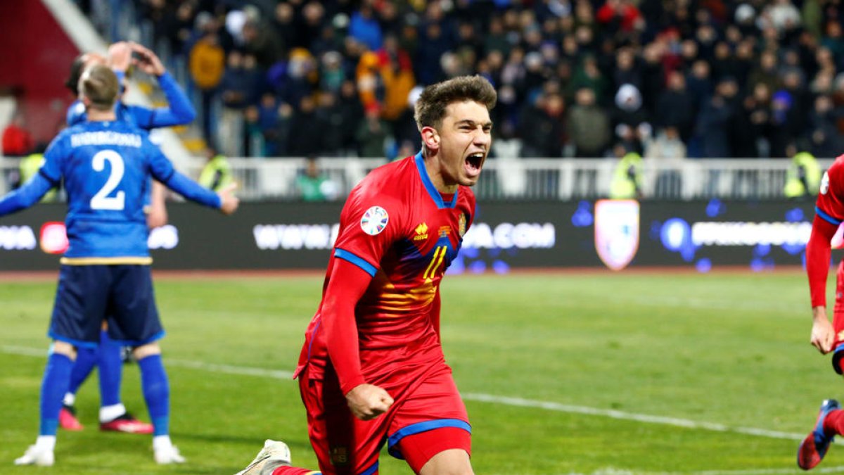 Berto Rosas celebrant el gol de la selecció a Kosovo.