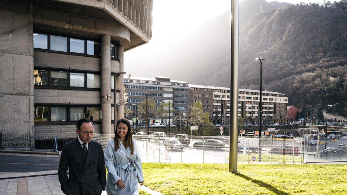 Xavier Espot i Meritxell López ahir al matí davant de Govern.