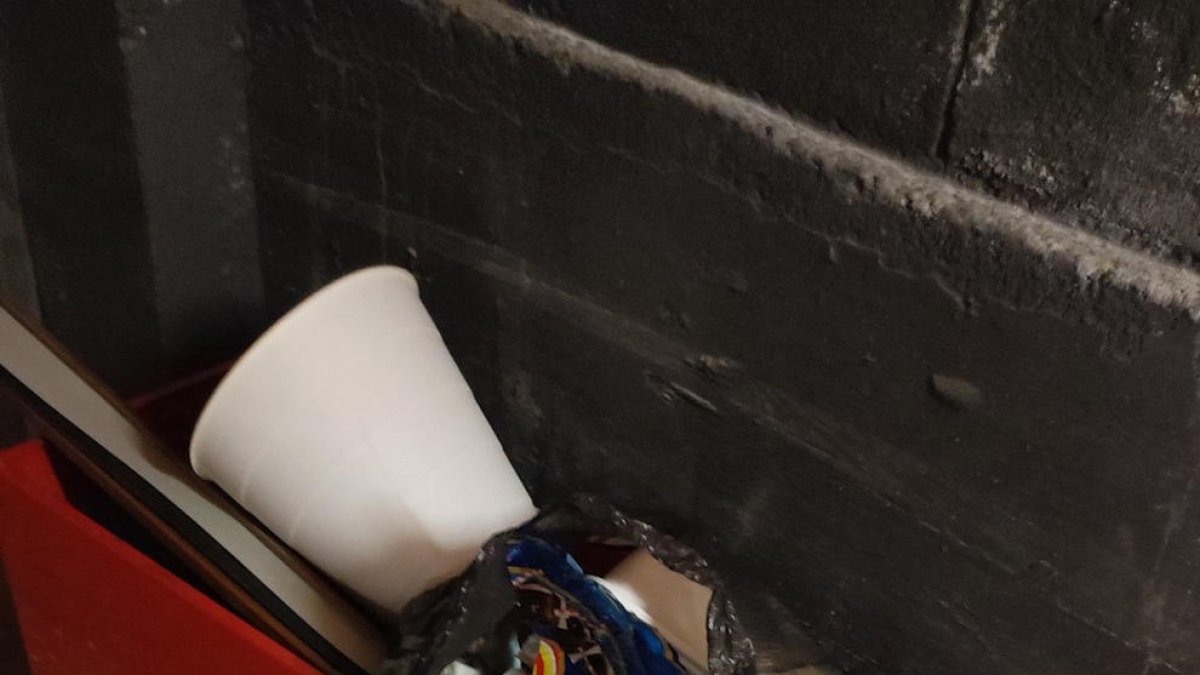 Deixalles en un aparcament turístic de Les Bordes d'Envalira.