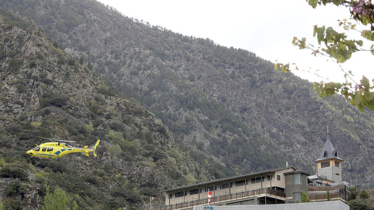 L'helicòpter surt de l'hospital en un servei anterior.
