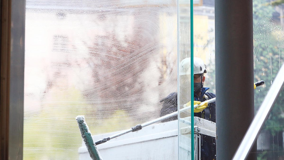 Un treballador del sector de la neteja.