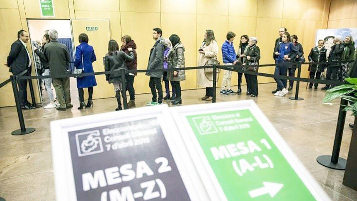 Electors fent cua per dipositar el vot.