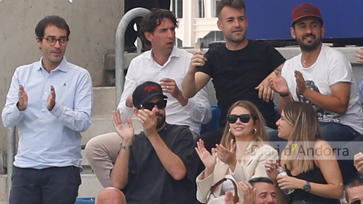 Clara Chía i Gerard Piqué celebrant un gol de l'Andorra