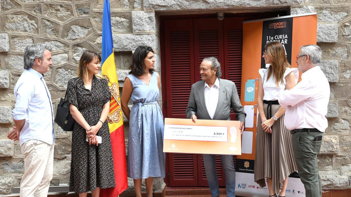 El cònsol d'Ucraïna, Antoni Zorzano, rebent una donació.