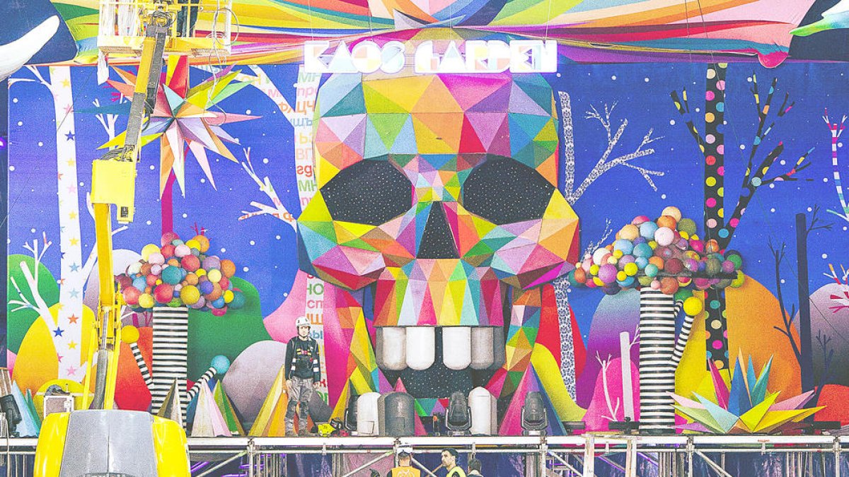 Els tècnics enllestint els darrers detalls en l'escenografia de l'escenari.