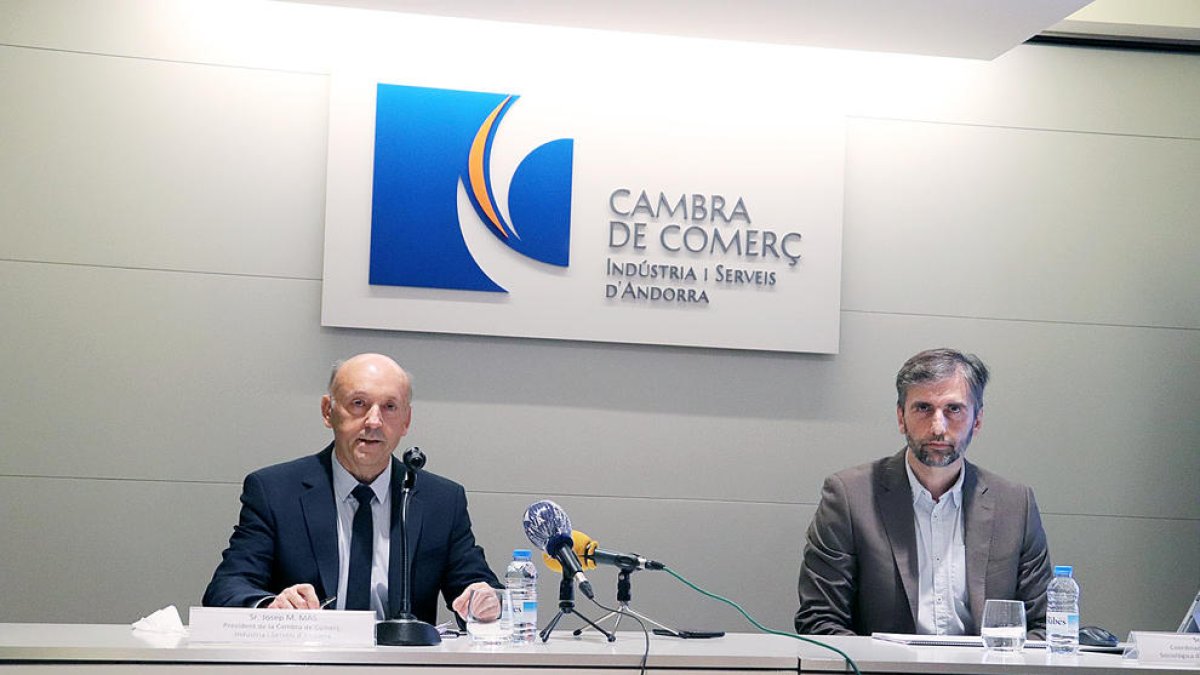 Josep M. Mas, i Joan Micó, en la presentació d'un estudi