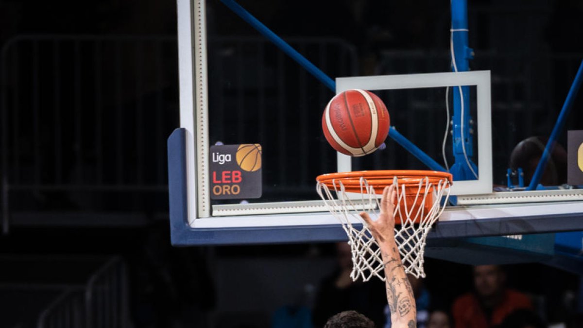 Un moment del partit