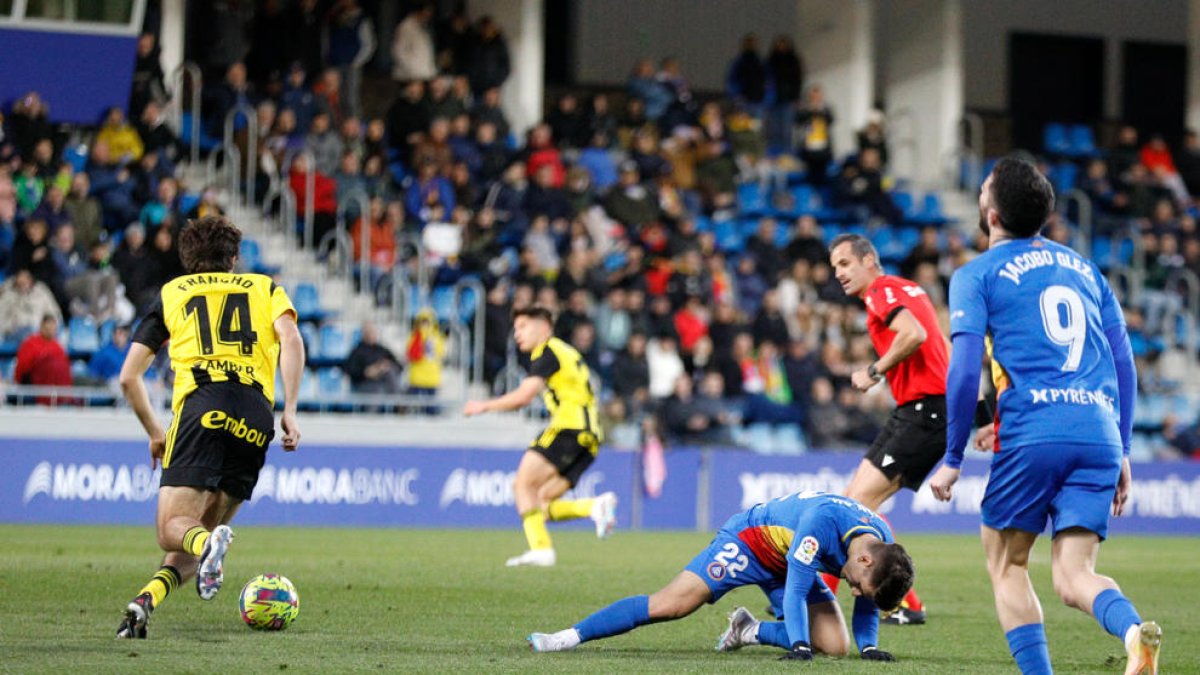 L'andorrà Ivan Gil cau i el Saragossa inicia la jugada del gol, ahir.