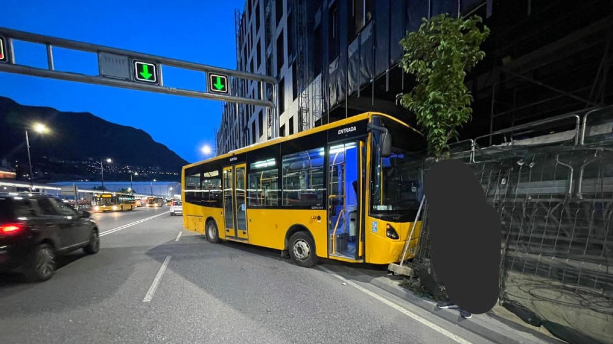 L'autobús que va xocar contra un edifici.