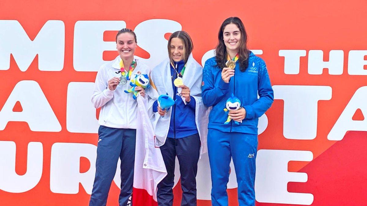 Tudó, a la dreta, al podi dels 200 metres braça.