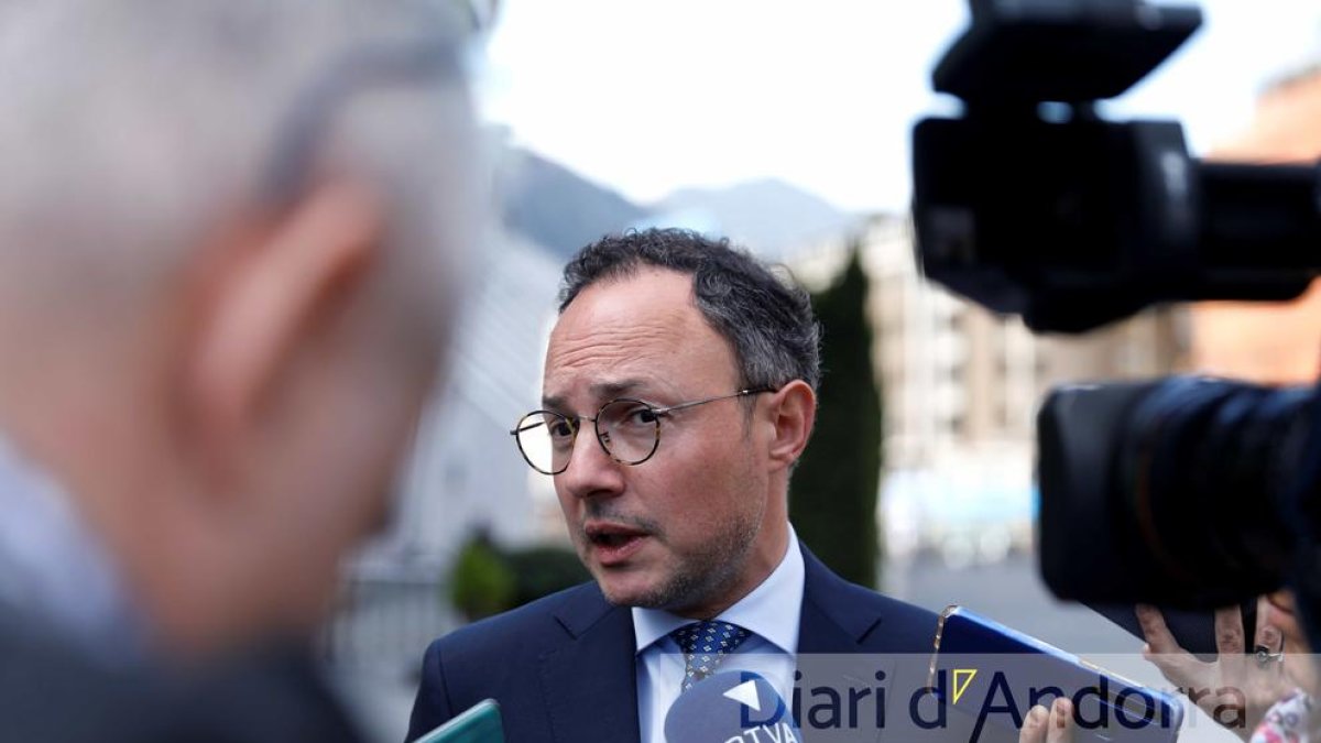 Xavier Espot responent als mitjans aquest matí