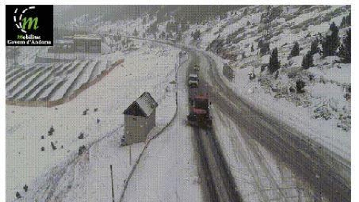 Un llevaneus netejant la General 2 aquest matí