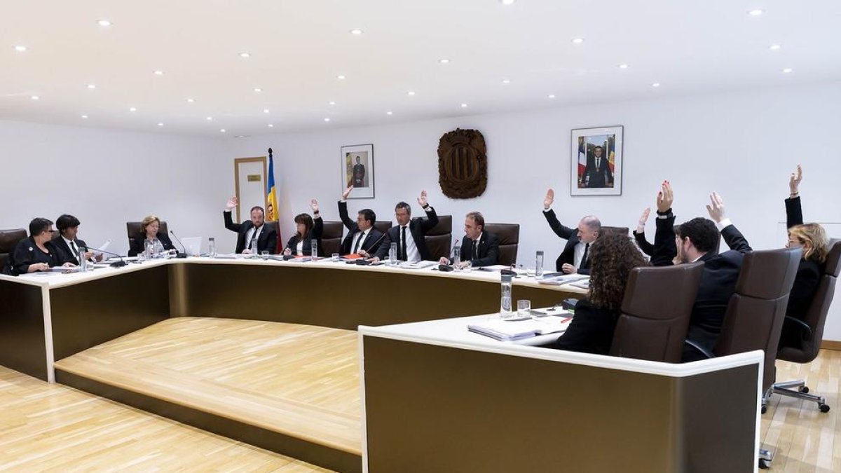 Els consellers de la majoria votant avui a favor d'una proposta del comú d'Andorra la Vella