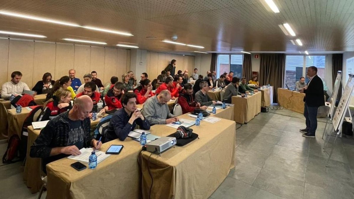 Un dels cursos de formació de tècnics d'emergència sísmica