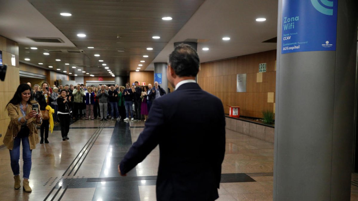 Xavier Espot, rebut ahir pels seus després del debat.