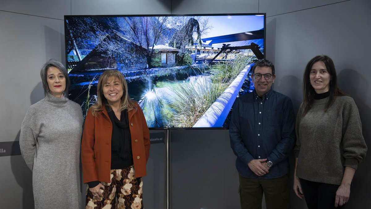 La cònsol major, Conxita Marsol, i del conseller de Cultura i Promoció Turística,
Miquel Canturri i  Mar Garcia i Mireia Tarrés, de la junta directiva de La Xarranca