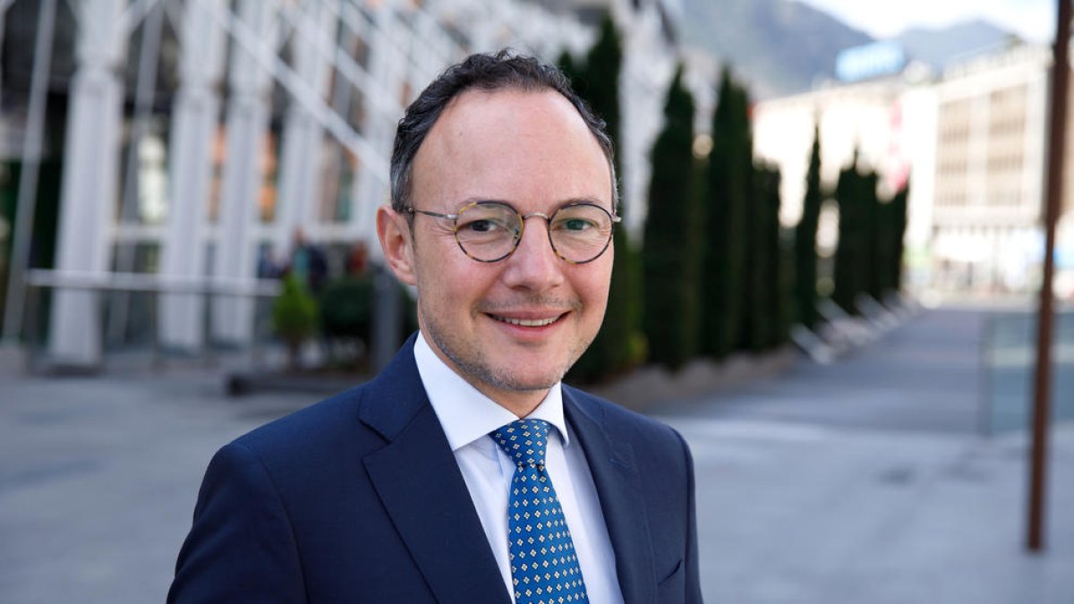Xavier Espot a la plaça de la Rotonda, a Andorra la Vella.