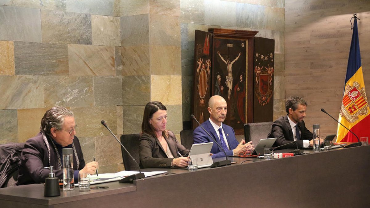 A l'esquerra, el conseller de la minoria Enric Dolsa, ahir sense corbata.