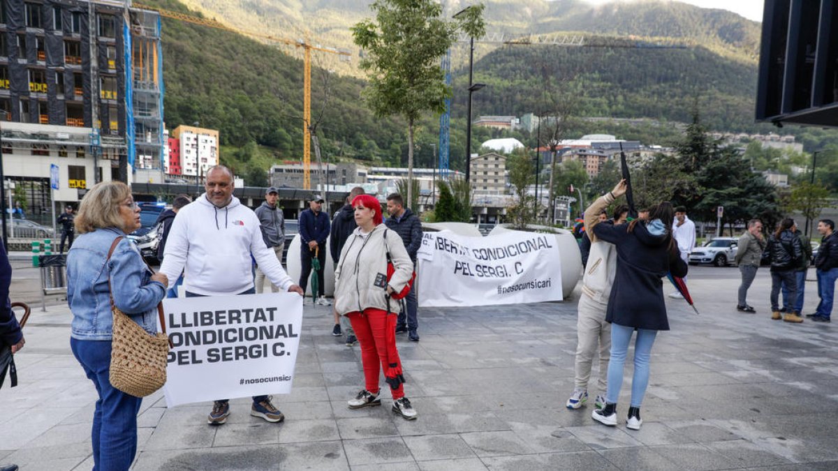 La manifestació silenciosa va tenir lloc davant la Seu de la Justícia.