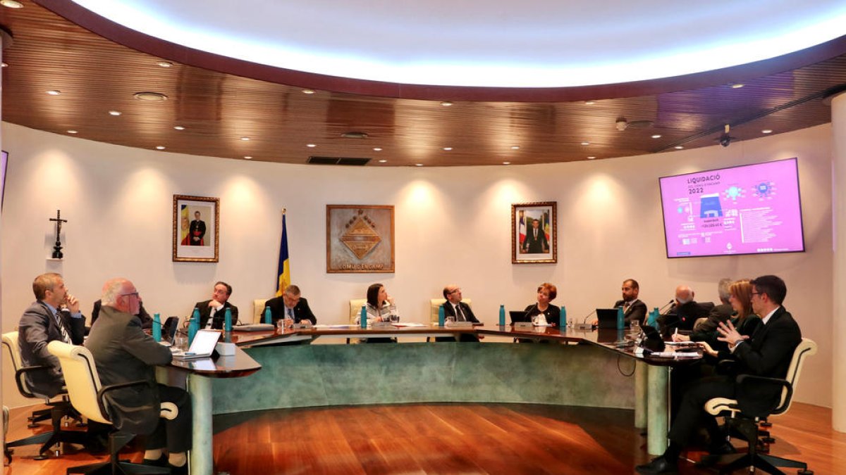 Els consellers llegint el resum de la liquidació, projectat en una pantalla.